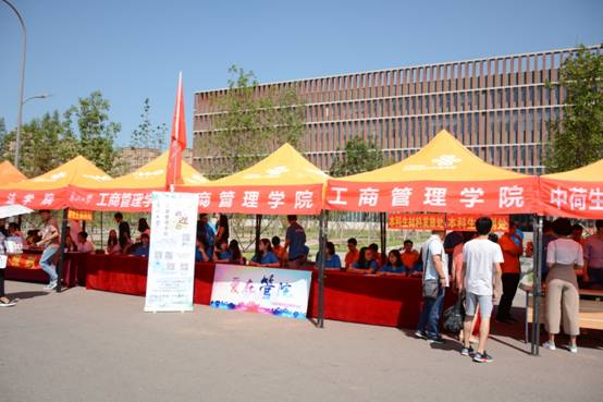 迎新现场 (1).JPG